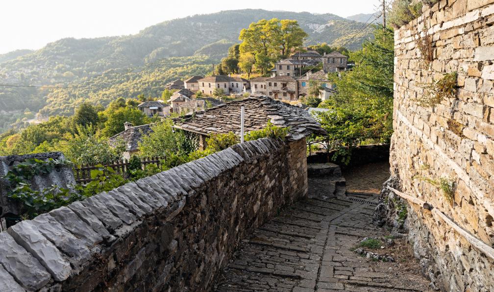 dinosmichail - dinosmichail - stock.adobe.com - Maisons en pierre d'architecture traditionnelle et ruelle pavée à Mikro Papigo en Épire, Grèce - Pinde sauvage et villages de Zagori - 2