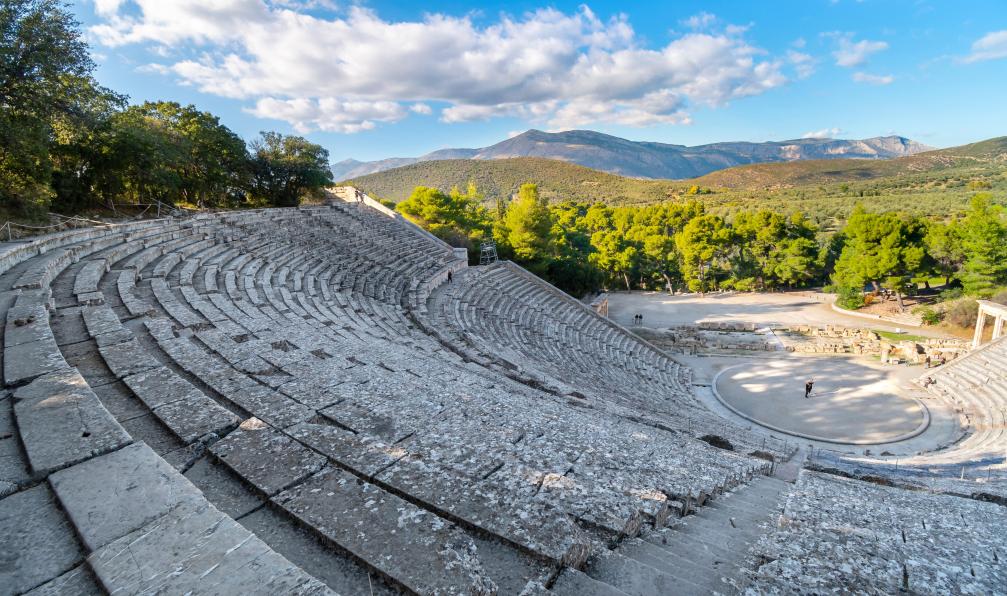 Fisher - Kirk - Adobe stock - Vue depuis la rangée supérieure du théâtre antique d'Épidaure, un site grec du 4ème siècle avant J.-C., faisant partie de l'Asklepieion, un centre de guérison de la Grèce antique, Grèce. - Chemins antiques du Péloponnèse - 8
