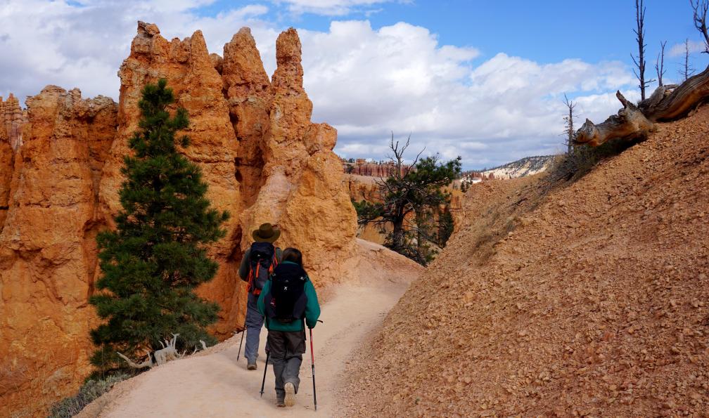 Desplanches - Elise - Randonneurs sur le chemin du Peekaboo Loop Trail, Parc National de Bryce Canyon, Utah, USA - Les parcs mythiques de l'Ouest Américain - 2