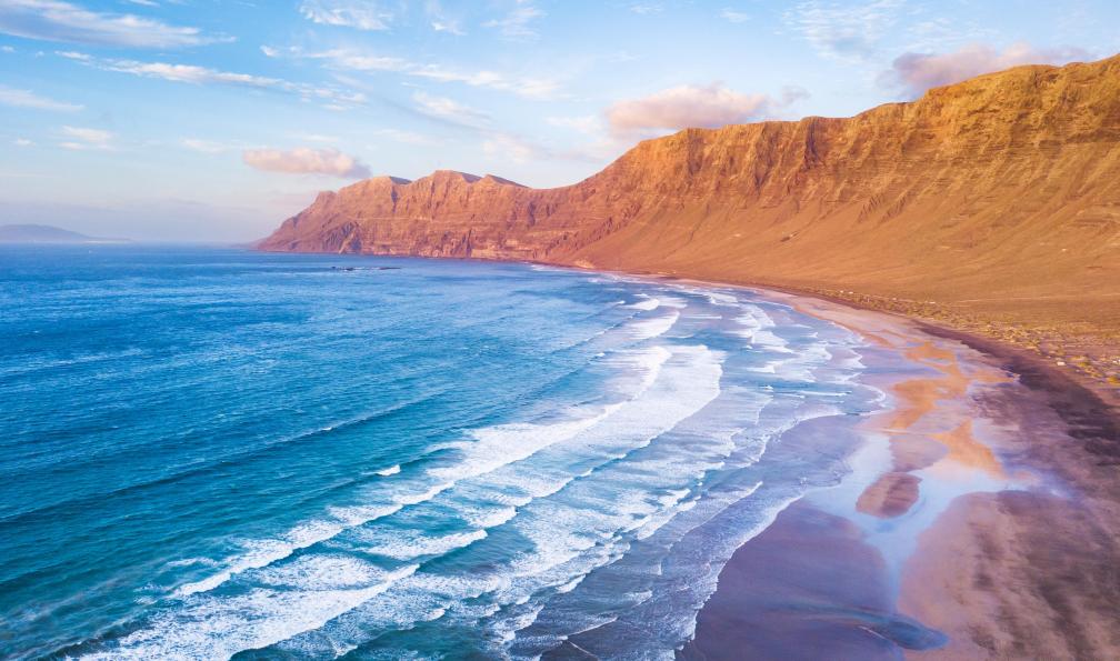 NicoElNino -  Istock -  Plage de Famara, Lanzarote, Canaries, Espagne - Petits pirates sur l'île de lave - 5