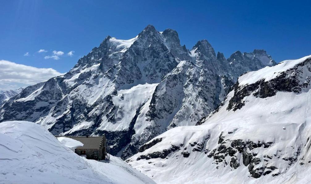 Hauer - Florian - Refuge du Glacier Blanc et panorama sur le Pelvoux, Alpes, Ecrins, France - La haute route des Ecrins à ski - 1