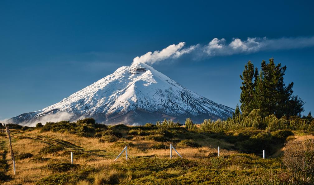 Thomas - Adobe Stock - Volcan Cotopaxi avec un panache de fumée distinct, Équateur - L'Équateur au rythme des volcans - 6