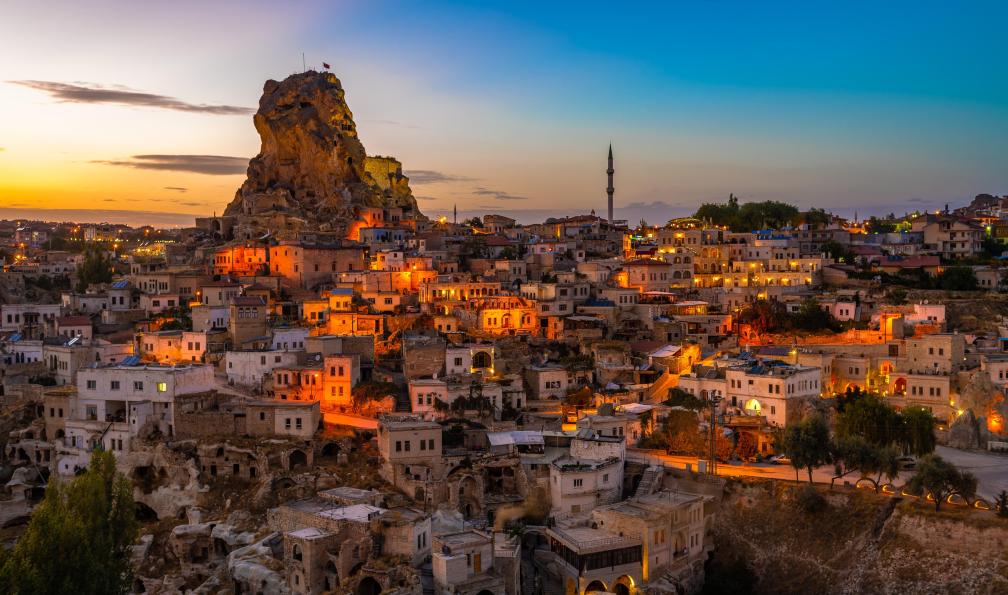 javarman - Adobe stock - Château et ville de roche naturelle d'Ortahisar, Cappadoce, Turquie. - Charmes de Cappadoce et d'Istanbul - 8