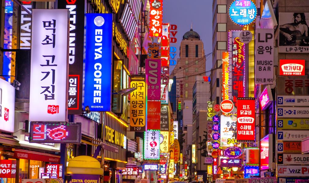 Kayo - Ju - Unsplash - Rue de Séoul et ses multiples panneaux lumineux, Corée du Sud - Corée aux mille facettes - 2