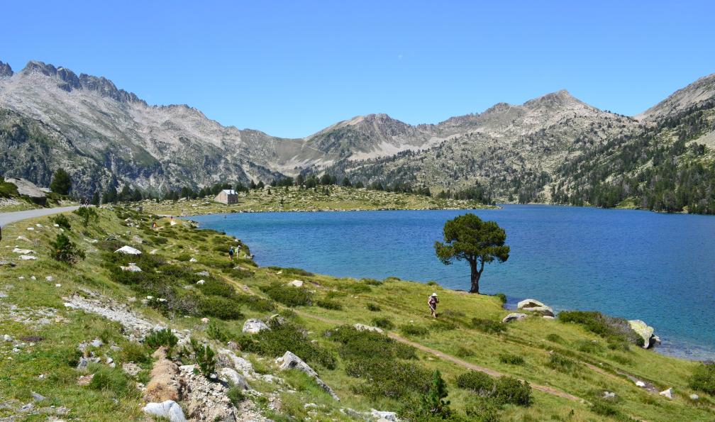Biard.J - Adobe stock - Randonneur qui longe le le lac d'Aumar, France - Du Pic du Midi aux lacs du Néouvielle - 1