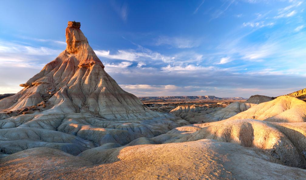 Tramont - Ana - Adobe stock - Castil de Tierra dans le paysage lunaire de Banderas Reales à l'aube, Navarre, Espagne - Le désert des Bardenas - 3