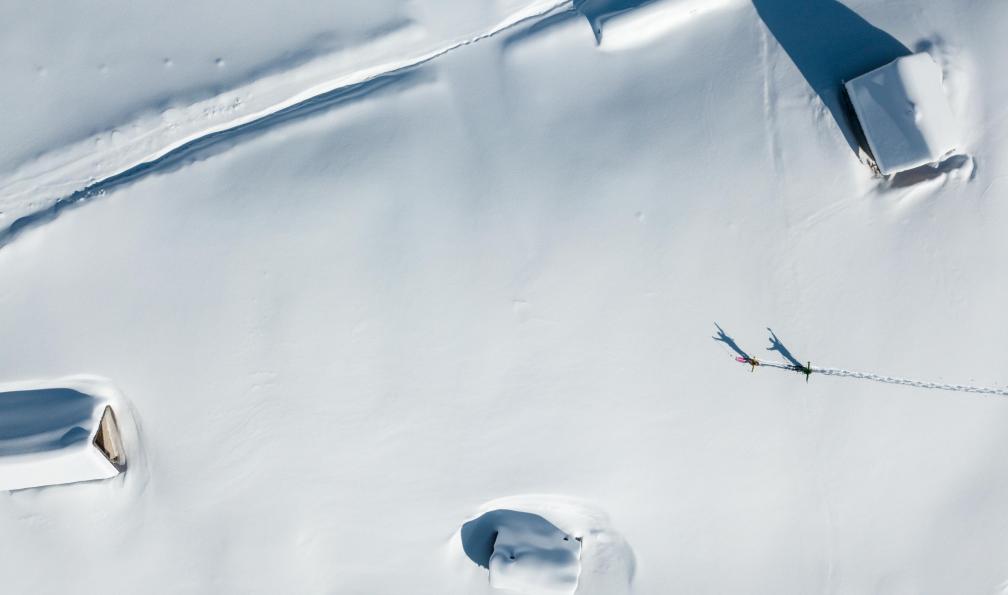 bingokid -  Istock -  Deux skieurs a coté de chalet en rondin, poudreuse, vue aérienne;France - Le meilleur du Queyras à ski - 8