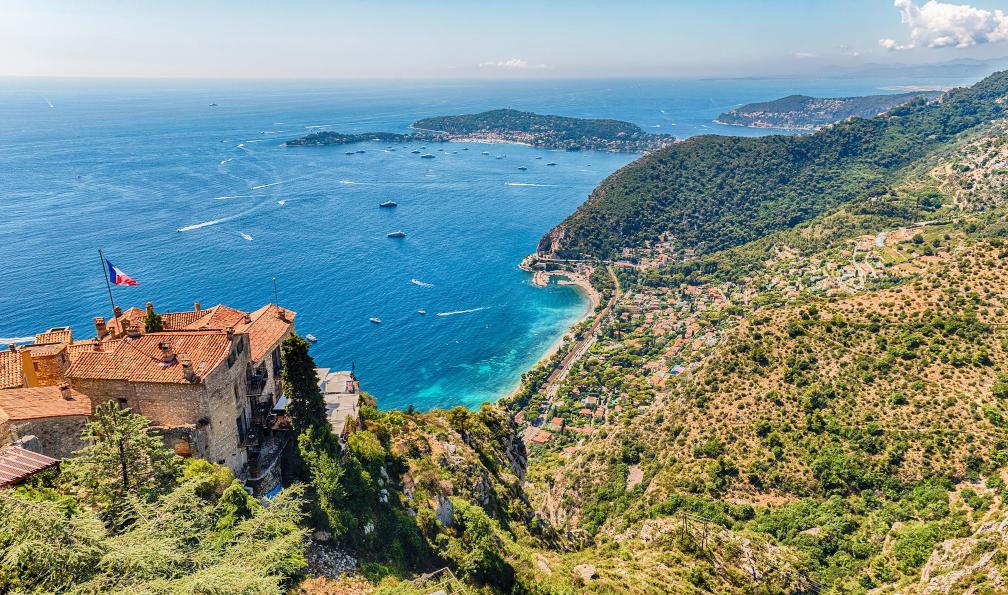 marcorubino - Adobe Stock - Vue aérienne de la cote du village d'Èze, France - Les balcons d'Azur : de Menton à Nice - 6