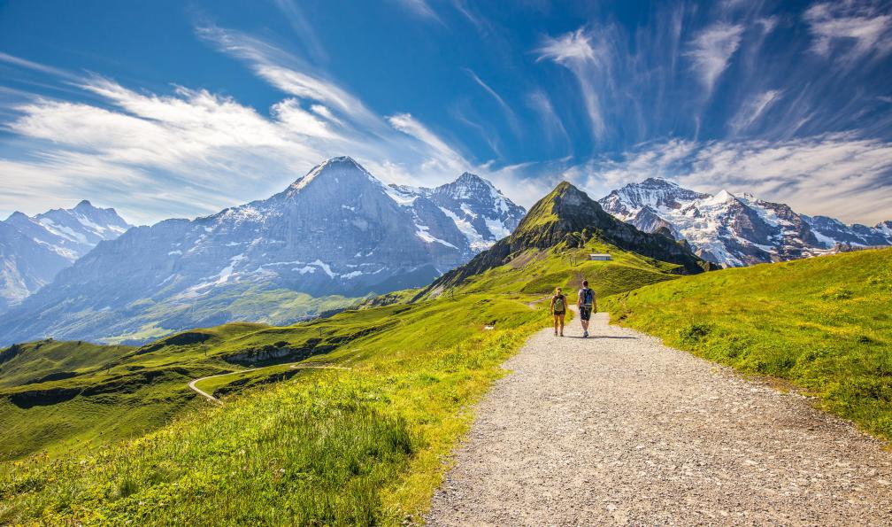 gevisio -  Shutterstock -  Jeune couple randonnant de Kleine Scheidegg, Monch and Jungfrau, Berner Oberland, Grindelwald, Suisse.  - Les cimes étincelantes de l'Oberland - 1