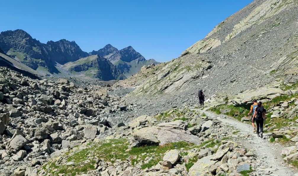 Ravaine - Caroline - Randonneurs sur le sentier entre les refuges de Quintino Sella et Pian del Re, sur le tour du Mont Viso, Alpes, Italie - Tour du Viso 4 jours - 6