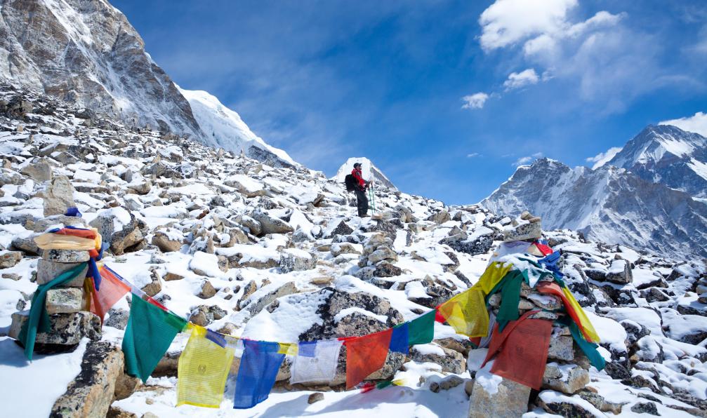 miljko -  Istock -  Marcheur sur le Mont Kala Pattar, drapeaux de prière;Népal - La haute route de l'Everest - 3