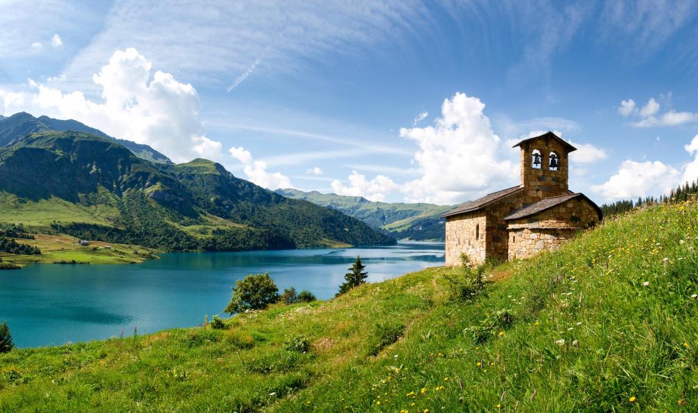 Mor65_Mauro  -  Piccardi -  Shutterstock -  Église dominant le lac au Cormet de Roselend;France - Le tour du Beaufortain - 4