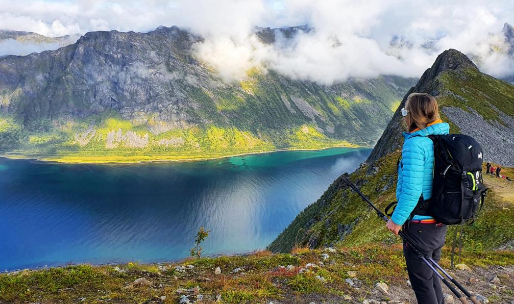 Garioud - Nadège - Randonneuse admirant la vue et les jeux de lumière en montant à Husfjellet, Ile de Senja, Norvège - Archipels du Nord : Lofoten, Vesterålen et Senja - 2
