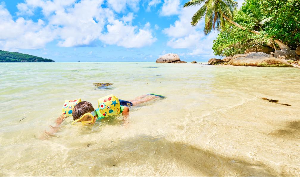 LR Photographies - Stock Adobe - Enfant qui fait du snorkeling en bord de plage; Seychelles - Aventure pirate aux Seychelles - 8