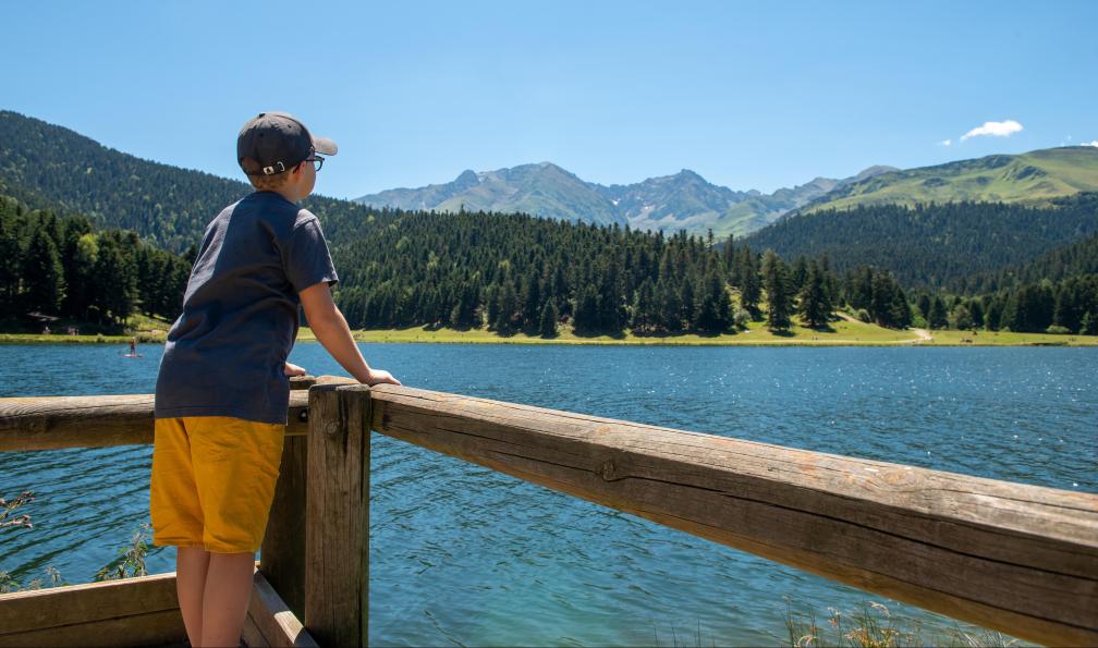 Philipimage - Adobe stock - Jeune garçon qui regarde le lac de Payolle dans les Pyrénées françaises - Du Pic du Midi aux lacs du Néouvielle - 4