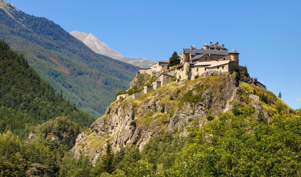 Roux -  Francois -  Shutterstock -  Chateau au sommet d'un rocher; Chateau-Queyras;France - Itinérance en Queyras avec son chien - 4