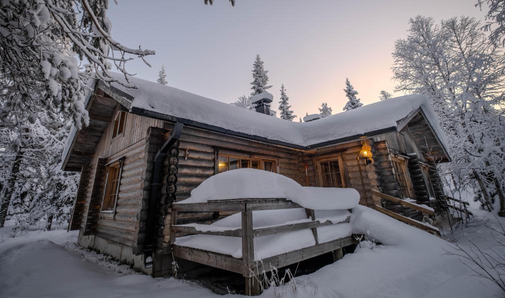 Raschetti - Christophe - Extérieur du chalet de Valkama dans la forêt, Laponie, Finlande - Aventures givrées en Laponie - 11