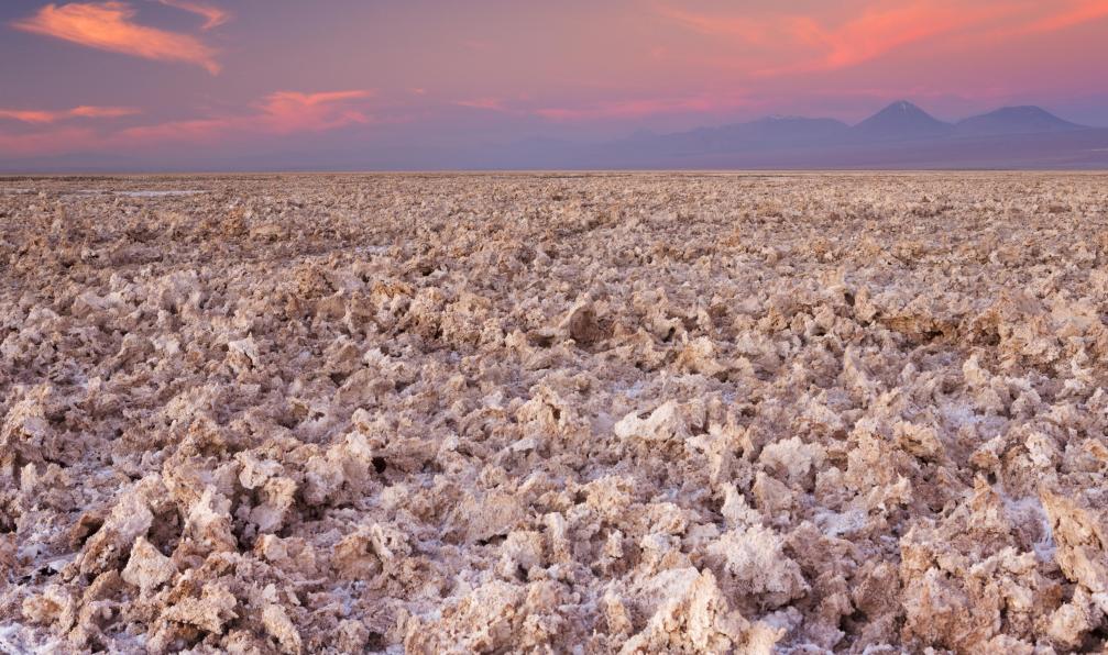 sara_winter -  Istock -  Saline d'Atacama, Désert d'Atacama, au coucher du soleil;Chili  - Désert d'Atacama, salar d'Uyuni et île de Pâques - 2
