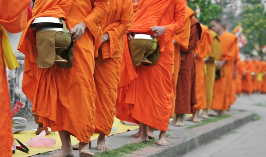 davincidig -  istock -  Moines faisant l'aumône, Cambodge - Au coeur du Cambodge - 4