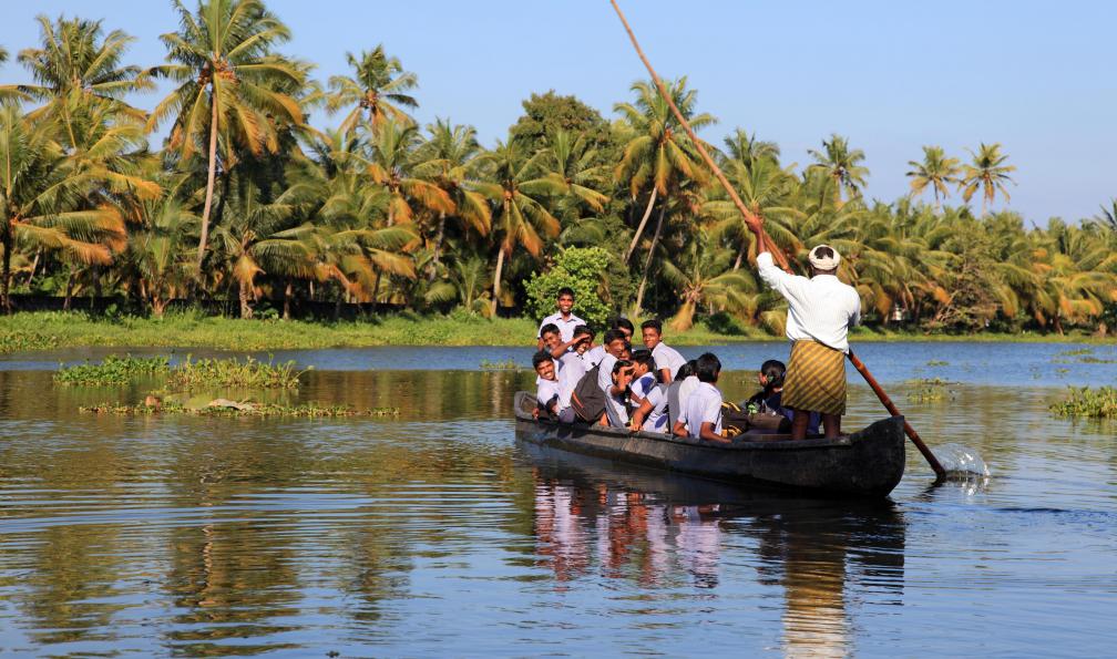 Ajijchan -  Istock -  Transport scolaire sur une barque, palmiers au bord des backwaters, canaux du Kerala, Inde du sud. - Entre Tamil Nadu et Kerala, le trek des épices - 6