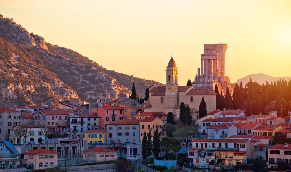 xbrchx -  Istock -  Village de la Turbie surmonté du Trophée d'Auguste;France - Les balcons d'Azur : de Menton à Nice - 12