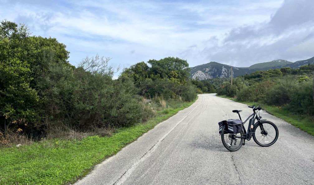 Cordonnier - Juliette - Vélo sur une route de campagne, Corfou - Les richesses de Corfou à vélo - 9