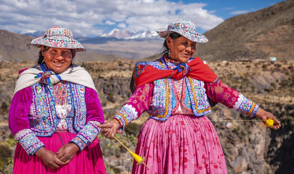 hadynyah -  Istock 1279838610 -  Femmes péruviennes tournant la laine à la main près de Colca Canyon, Pérou - Panoramas Andins - 2