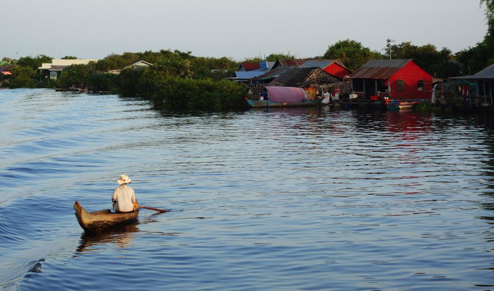 Claire Spaïni -  Homme sur un bateau, Lac et maisons flottantes, Cambodge.  - Au coeur du Cambodge - 6
