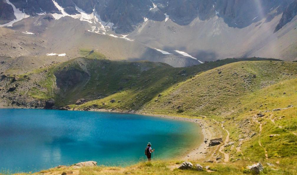 Delpixel  -  Shutterstock -  Randonneuse au lac Sainte Anne et les falaises du massif de la Font Sancte;France - Le grand tour du Queyras en 7 jours - 9