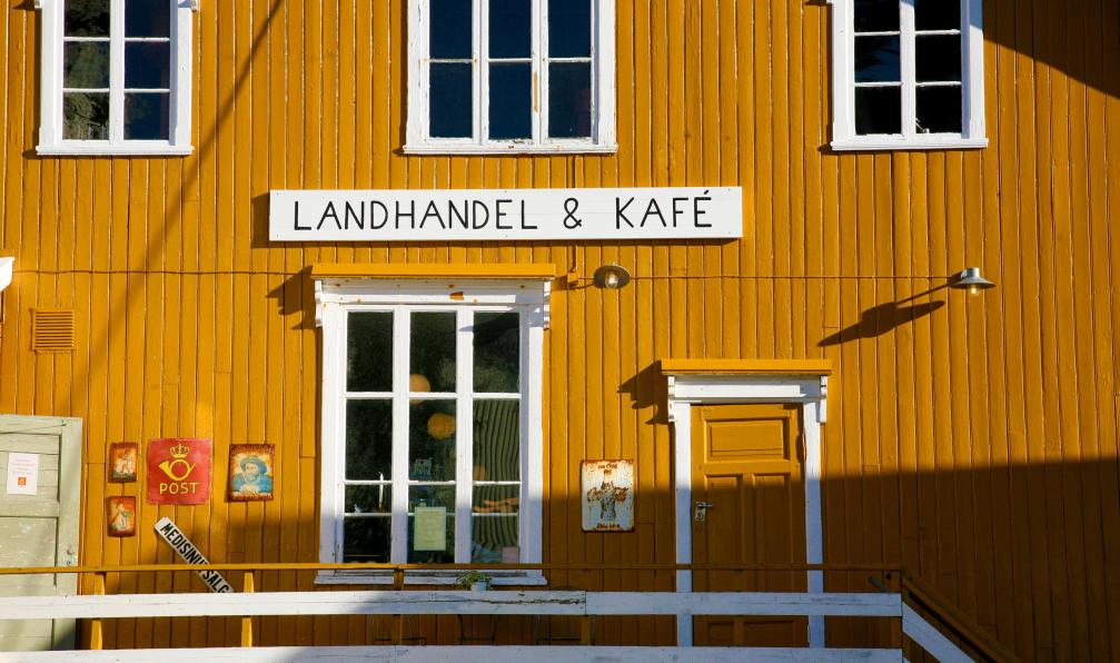 Garioud - Nadège - Façade du café de Nusfjord, Lofoten, Norvège - Lumières et couleurs des Lofoten - 4