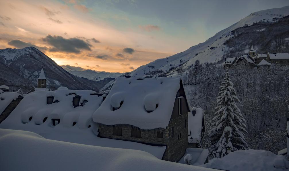 Alfonso Robles Moga -  Istock -  Coucher de soleil sur Salardù, Pyrénées - Montagnes du Val d'Aran à raquettes - 3