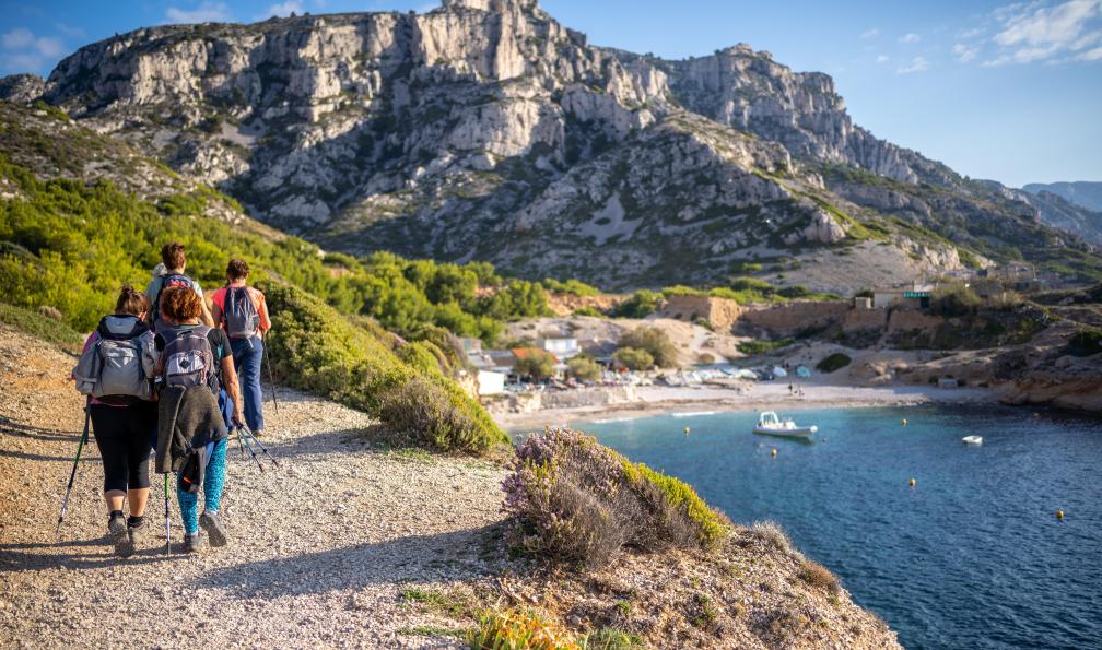 Becc - Matt - Adobe Stock - Randonneurs dans les calanques de Marseille, Côte d'Azur, France - Calanques de Cassis et Côte Bleue - 16