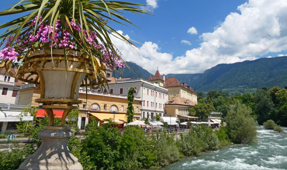 Eurofun - Vue sur la commune de Merano longée par un cours d'eau et des montagnes en Italie. - De la Bavière au Sud Tyrol - 7