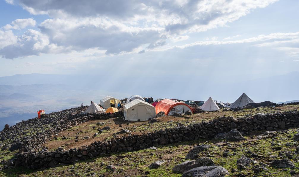 Kolejak - Peter - Adobe Stock - Tentes situées sur la montagne pour randonneurs, Ararat en Turquie - Aux portes du ciel : Cappadoce, Taurus et Ararat - 9