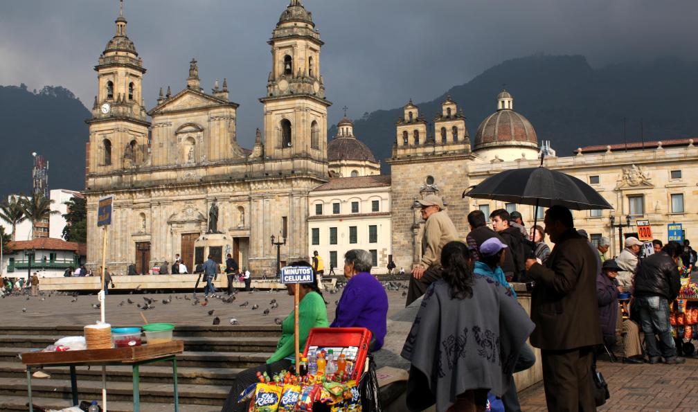 Cathédrale et marchands, place Bolivar à Bogota, Colombie. - Des Andes aux Caraïbes - 4