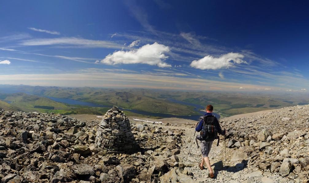 Smith Photography  -  Stewart -  Shutterstock -  Marcheur descendant le Ben Nevis;Ecosse - Ecosse mythique : West Highland Way & île de Skye - 7