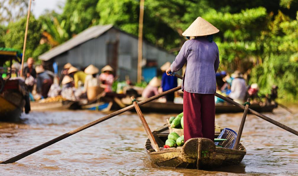 Istock -  Femme ramant sur une barque, delta du Mékong, Viêtnam. - Ethnies de Sapa et Delta du Mékong - 8