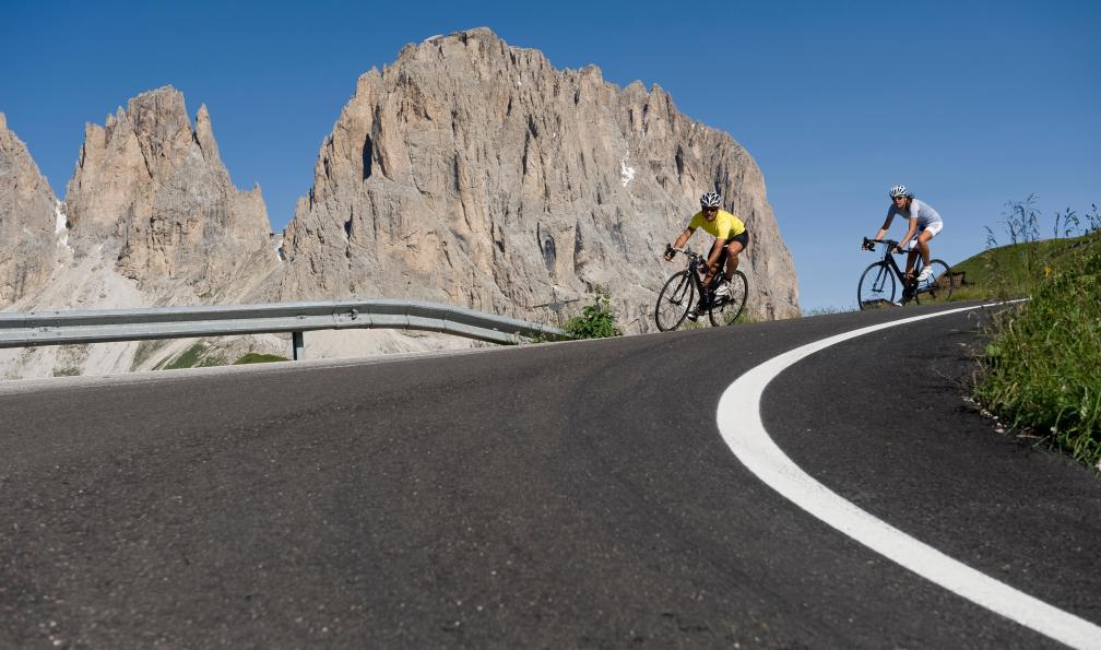 NikonSteff - Adobe Stock - Cyclistes sur route en descente dans les Dolomites, Italie - Le grand tour des Dolomites à vélo - 4