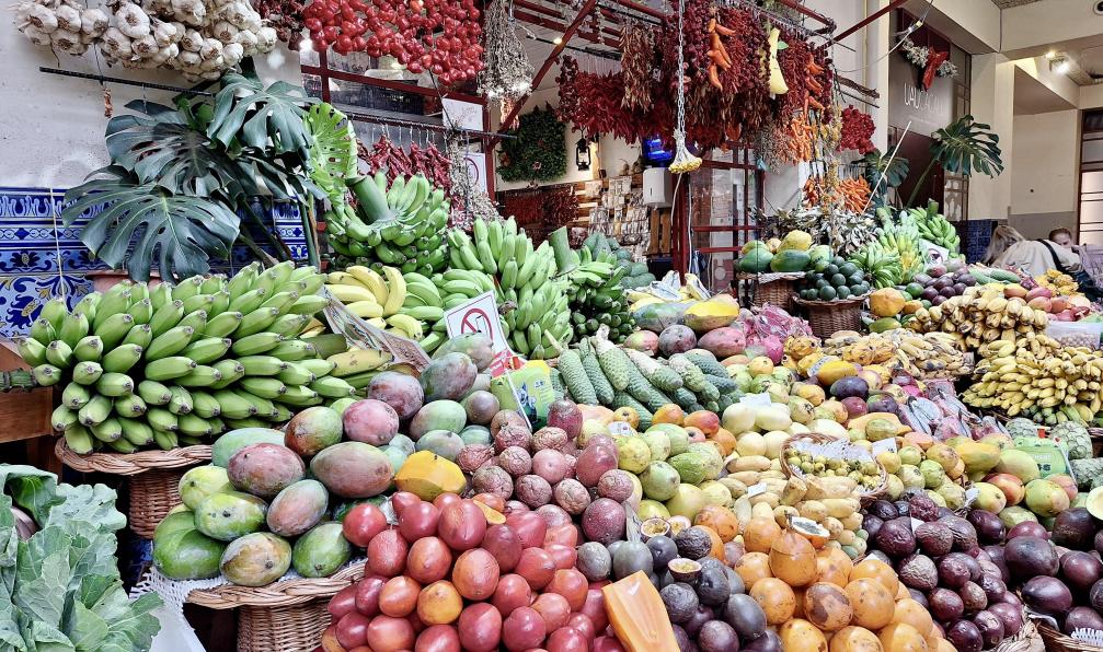 Gea - Charlotte - Marché avec une multitude de fruits, Madère - Les incontournables de Madère en liberté - 6