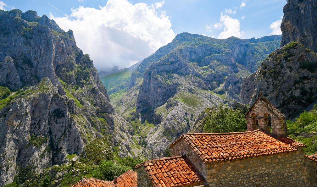 lunamarina - Adobe Stock - Sommet Naranjo de Bulnes Urriellu avec une Chapelle dans les Picos de Europa, Espagne
 - De la mer aux Picos de Europa - 7
