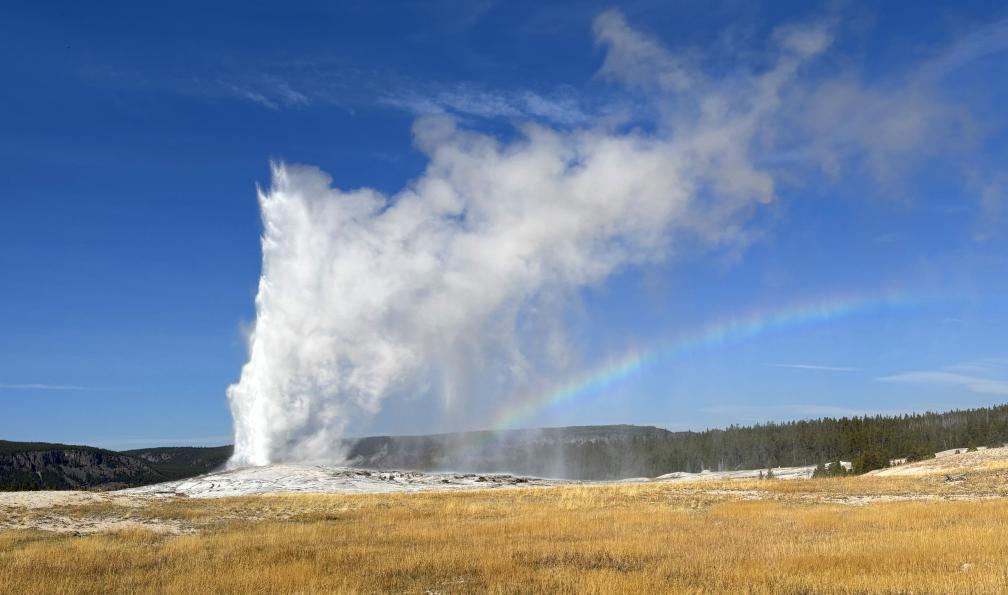 Elise - Vue sur Old Faithful (geyser) dans le parc national de Yellowstone aux États-Unis. - Esprit pionnier : à la conquête de l'Ouest sauvage - 9