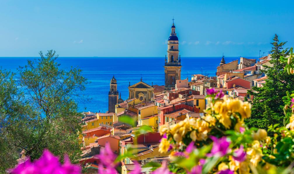 Monticellllo - Adobe stock - Bougainvillier, clochers et toitures, façades colorées de la ville Menton qui contrastent avec la mer, Côte d'azur, France - Les balcons d'Azur : de Menton à Nice - 1