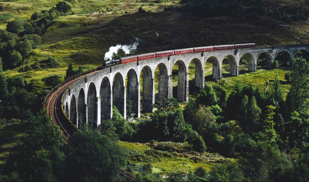 Anstey - Jack - Unsplash - Train qui passe sur le viaduc de Glenfinnan, Ecosse - Ecosse sauvage : des Highlands à l'île de Skye - 3