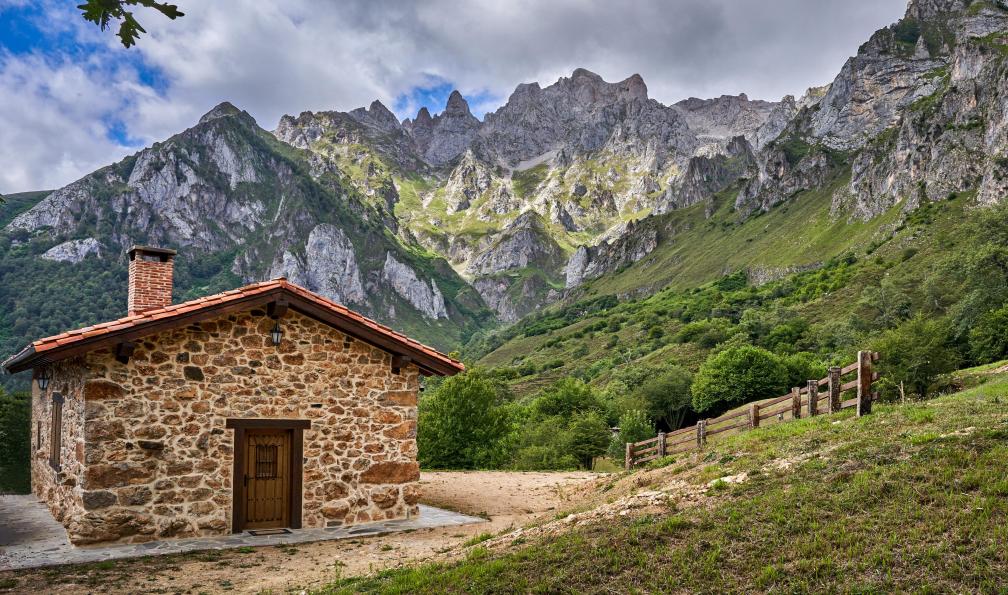 Aldeguer - Jose - Adobe Stock - Maison en pierres dans le parc naturel des Picos de Europa en Espagne. - De la mer aux Picos de Europa - 11