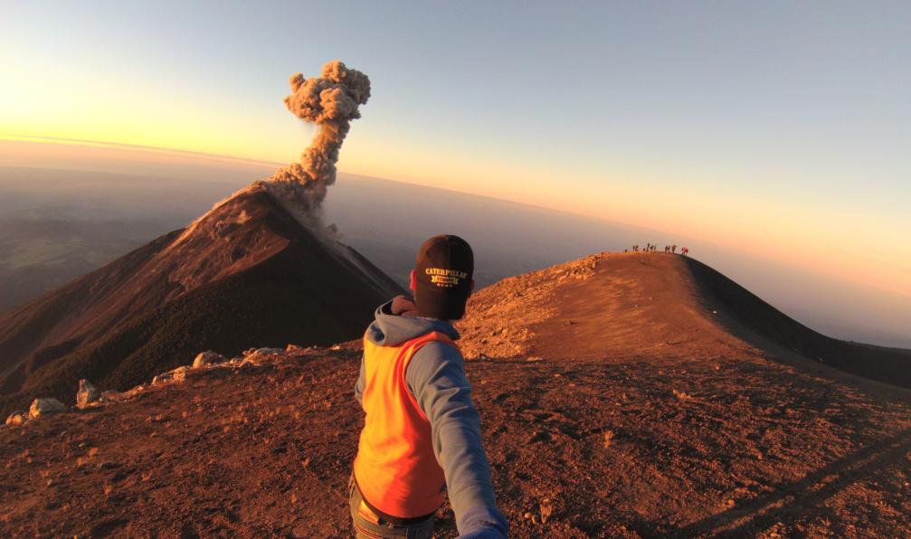Agreda - Roberto - Unsplash - Randonneur regardant le volcan Acatenango, Guatemala - Guate...Maya ! - 11