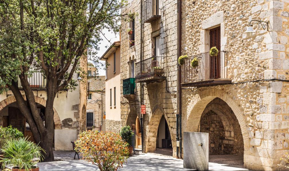 funkyfrogstock - Adobe stock - Place et architecture du village de Perelada, Catalogne, Espagne - La catalogne à vélo : de Gérone à Figueres - 9