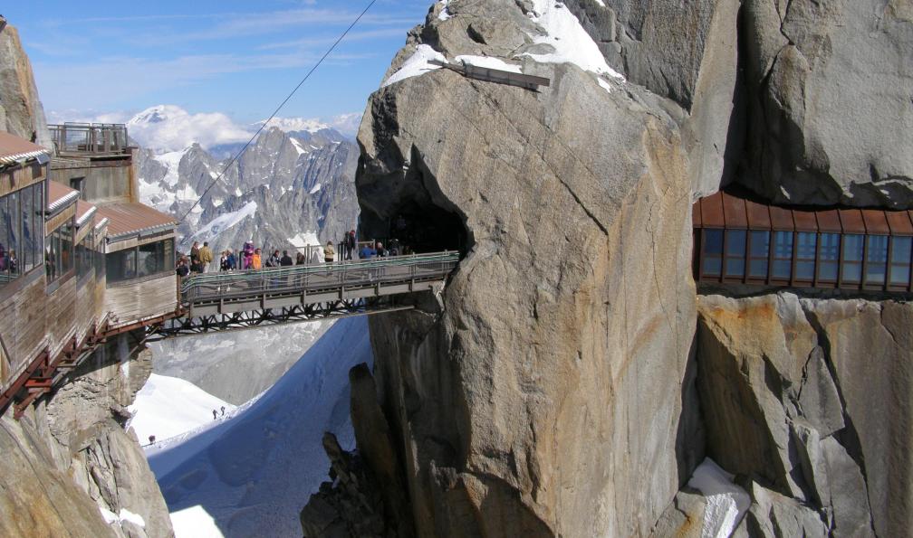 marité74 - Adobe Stock - Passerelle à l'aiguille du Midi permettant d'admirer les sommets et glaciers, Chamonix, Alpes, France - Préparation aux trekking peaks et expéditions - 3