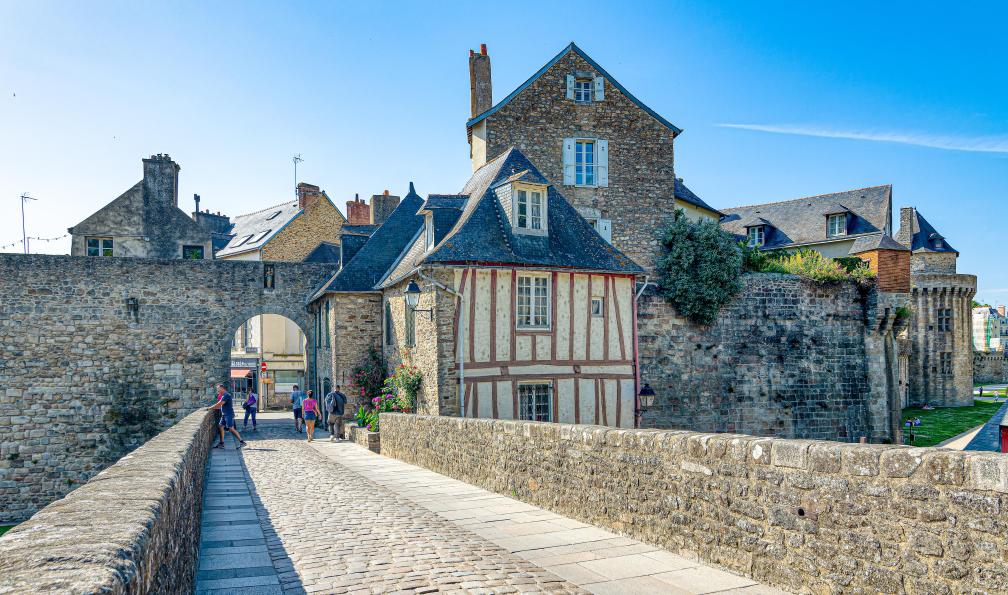 Elodie - Adobe stock - La vieille ville de Vanne et ses remparts, Bretagne, France - Le tour du Golfe du Morbihan - 4
