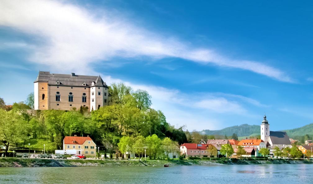 Eurfofun - Vue sur le château de Greinburg qui surplombe le Danube en Autriche - Vélo et bateau le long du Danube - 1