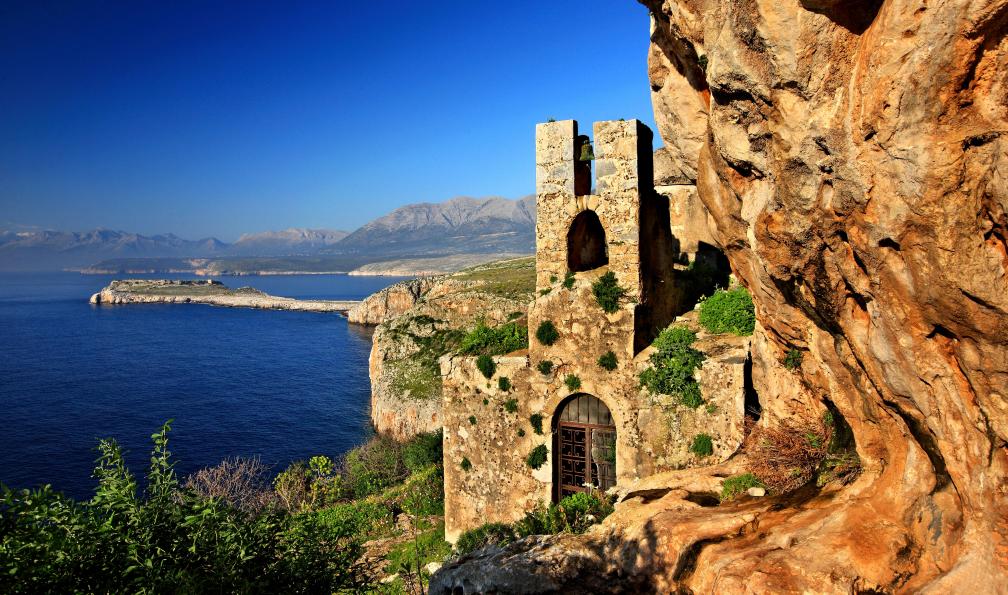 Milas -  Iraklis - Adobe stock - L'église byzantine « cachée » d'Agitra (également connue sous le nom de « Panagia Odigitria ») avec le cap Tigani en arrière-plan, Péloponnèse, Grèce - Chemins antiques du Péloponnèse - 4
